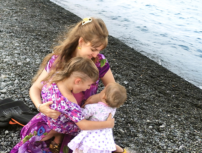 семейное фото с детьми на озере Алаколь в Казахстане